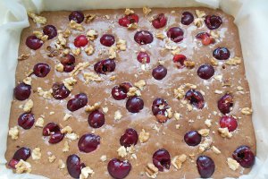 Prajitura cu visine, nuca si mascarpone