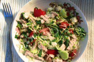 Salata de vara cu piept de pui si telemea