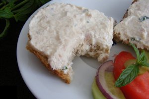 Cremă de brânză cu mentă şi ton