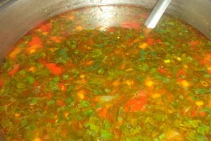 Ciorba usoara cu porumb,rosii si busuioc
