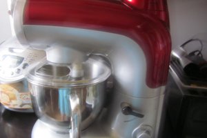 Brioșe cu cacao, glazură de ciocolată și nuci