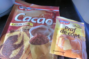 Brioșe cu cacao, glazură de ciocolată și nuci