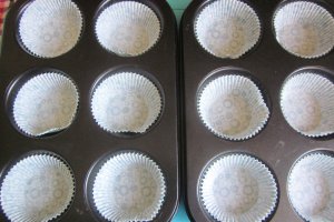 Brioșe cu cacao, glazură de ciocolată și nuci
