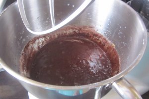 Brioșe cu cacao, glazură de ciocolată și nuci