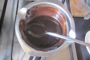 Brioșe cu cacao, glazură de ciocolată și nuci