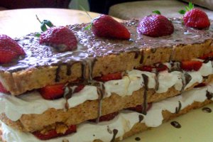 Delicii de mai-prajitura cu frisca si capsuni