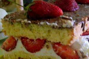 Delicii de mai-prajitura cu frisca si capsuni