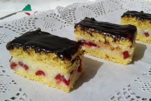 Prajitura cu crema de cocos si visine