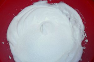 Prajitura cu visine, glazura de visine si crema de vanilie