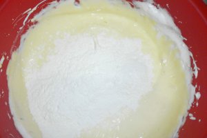 Prajitura cu visine, glazura de visine si crema de vanilie