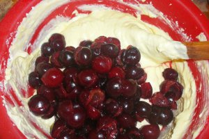 Prajitura cu visine, glazura de visine si crema de vanilie