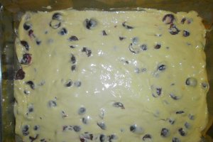 Prajitura cu visine, glazura de visine si crema de vanilie