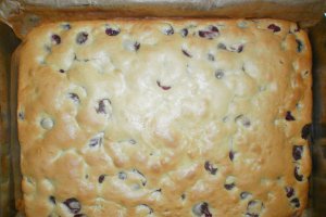 Prajitura cu visine, glazura de visine si crema de vanilie