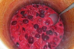 Prajitura cu visine, glazura de visine si crema de vanilie