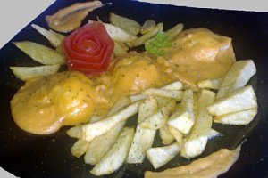 Oua umplute in sos de rosii cu bechamel