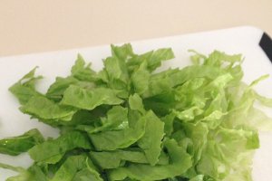 Salata rece de paste cu crenvusti,rosii si mar
