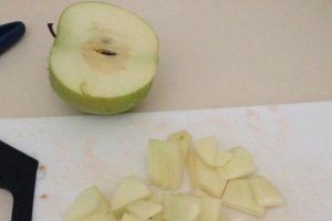 Salata rece de paste cu crenvusti,rosii si mar