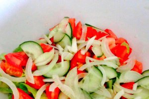 Salata rece de paste cu crenvusti,rosii si mar