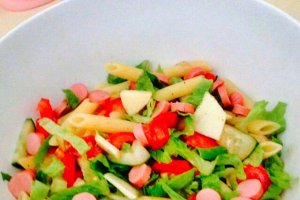 Salata rece de paste cu crenvusti,rosii si mar