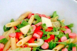 Salata rece de paste cu crenvusti,rosii si mar