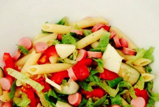 Salata rece de paste cu crenvusti,rosii si mar