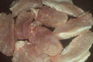 Cartofi noi cu busuioc la cuptor si friptura de porc la tigaie
