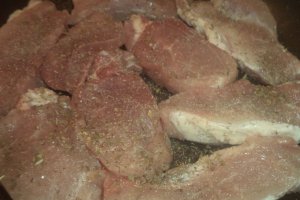Cartofi noi cu busuioc la cuptor si friptura de porc la tigaie