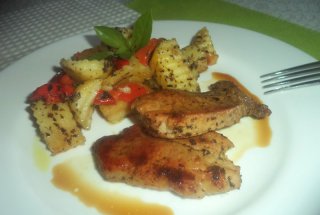 Cartofi noi cu busuioc la cuptor si friptura de porc la tigaie