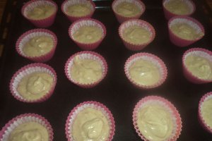 Briose cu banane si icing de zmeura