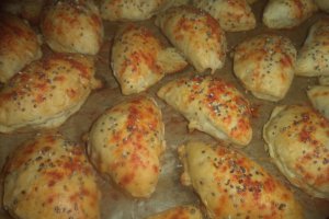 Placinte rumene cu branza la cuptor