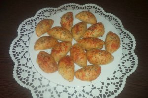Placinte rumene cu branza la cuptor