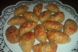 Placinte rumene cu branza la cuptor