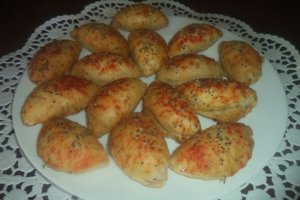 Placinte rumene cu branza la cuptor