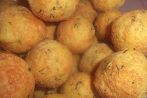 Bulete din branza si cascaval cu marar