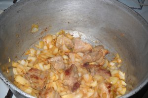 Tocanita de porc cu ceapa si ardei copt