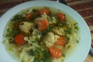 Supa din piept de pui cu taietei chinezesti si paste