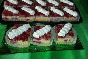 Prajitura cu fructe, crema de vanilie si frisca
