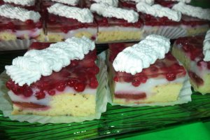 Prajitura cu fructe, crema de vanilie si frisca