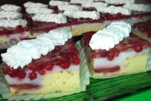 Prajitura cu fructe, crema de vanilie si frisca