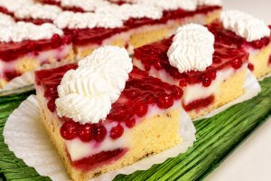 Prajitura cu fructe, crema de vanilie si frisca