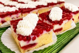 Prajitura cu fructe, crema de vanilie si frisca