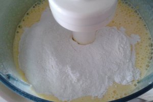 Prajitura cu caise, visine si bezea