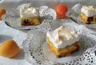 Prajitura cu caise, visine si bezea
