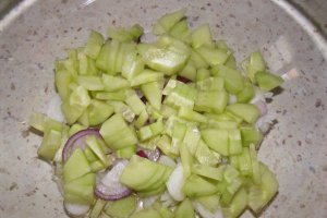 Salată de paste cu legume proaspete, caş şi salam uscat