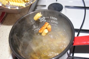 Salată de paste cu legume proaspete, caş şi salam uscat