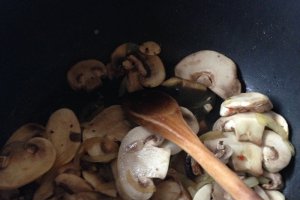 Sote de ciuperci si zucchini