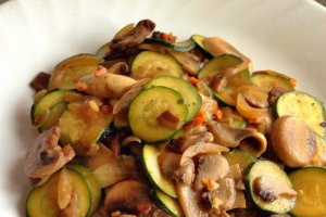Sote de ciuperci si zucchini