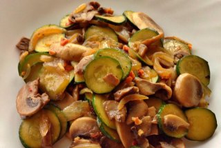 Sote de ciuperci si zucchini
