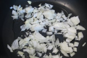 Chiftele de ton, in sos de rosii cu ceapa caramelizata si usturoi