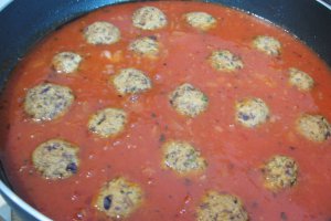 Chiftele de ton, in sos de rosii cu ceapa caramelizata si usturoi